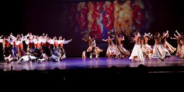 El gobernador Sergio Uñac, acompañado por su señora, Silvana Rodríguez; el intendente de la Ciudad de San Juan, Franco Aranda y su señora, Alejandra Caneva; y las soberanas de la Fiesta Nacional del Sol\u002E