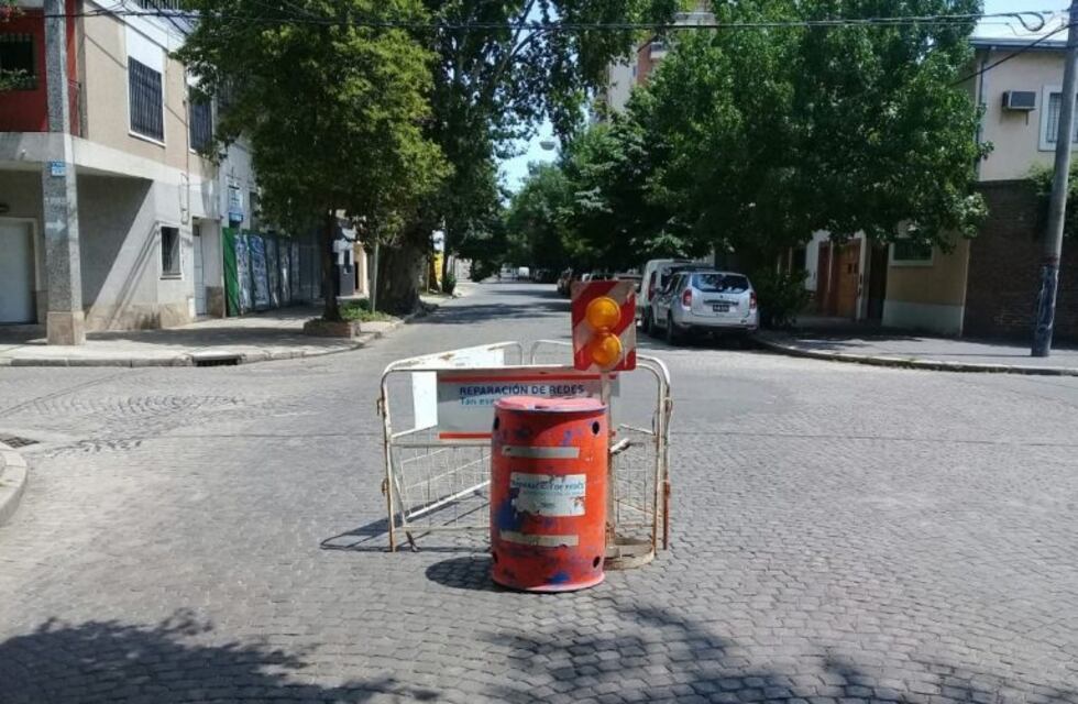 Vecinos de Echesortu pusieron un maniquí para señalizar un bache