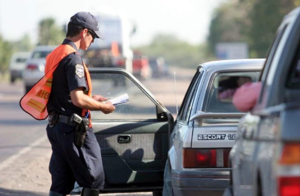 Modifican la Ley de Tránsito para que la Policía no pueda retener el carnet de conducir