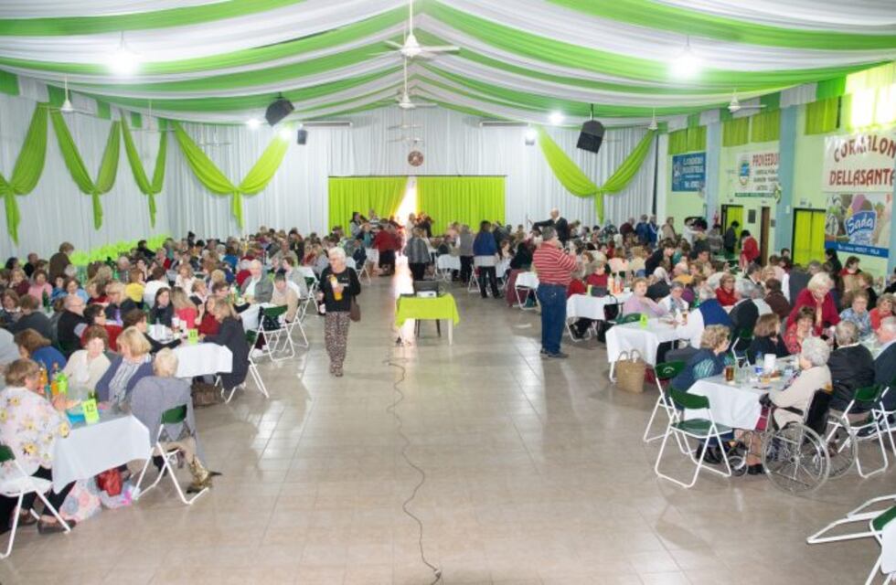 Más de 400 personas en el evento "Empanada y bingo" en el día del jubilado