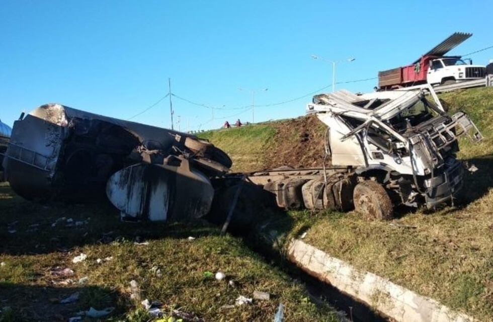 Camión volcó y cayó a la colectora: el chofer se salvó de milagro
