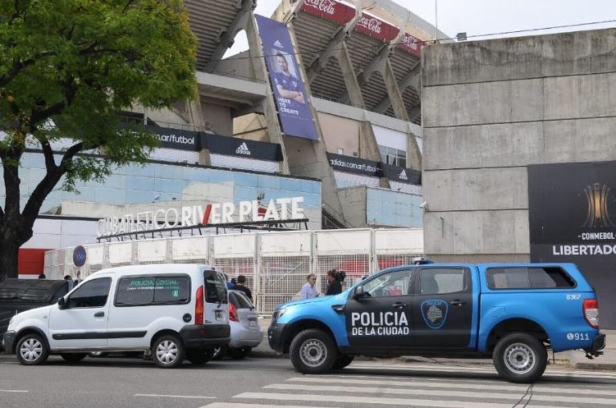Allanamiento en el Monumental por la causa de la reventa de entradas\u002E Foto: Federico López Claro\u002E