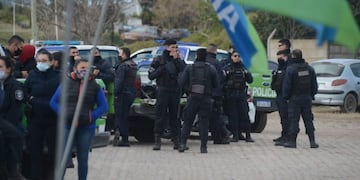 Efectivos de la Policía Bonaerense reclaman mejoras salariales en la ciudad de La Plata\u002E (Clarín)