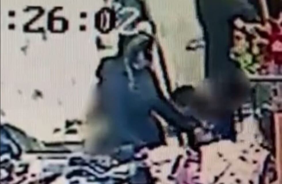 Los padres le enseñan a robar a su hijo en pleno centro