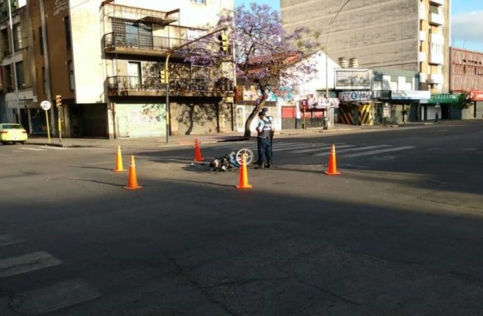 Dos heridos al chocar una moto con un remis