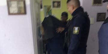 Acusan a docente de presunto abuso