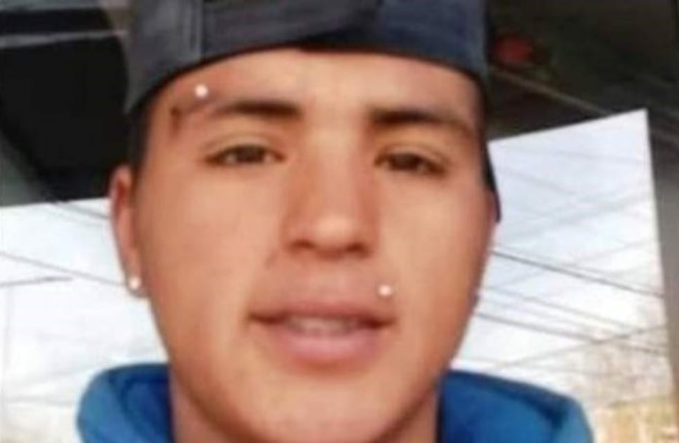 Por la falta de luz, un motociclista murió atropellado por un auto