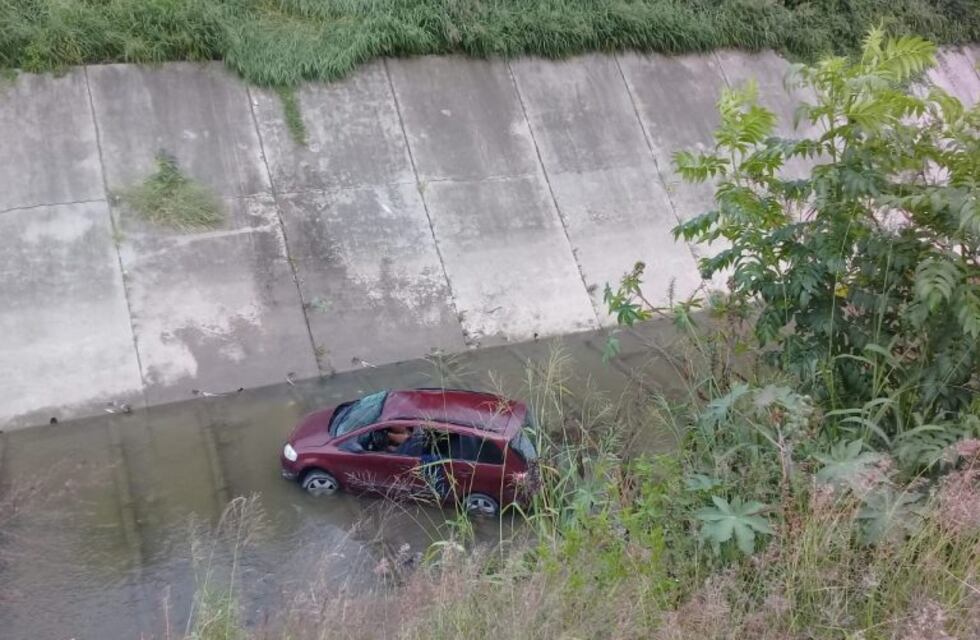 Terrible accidente: un auto cayó al canal de la avenida Yrigoyen