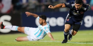 CH01\u002E SANTIAGO DE CHILE (CHILE), 03/04/2018\u002E- El jugador de Universidad de Chile David Pizarro (d) celebra su gol frente a Racing hoy, martes 3 de abril de 2018, durante el partido de ida primera fase de grupos de la Copa Libertadores 2018 en el estadio Nacional de Santiago de Chile (Chile)\u002E EFE/Mario Ruiz