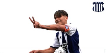 Mamani lo festeja con todo\u002E Autor de tres goles para el 4-0 en Octava\u002E