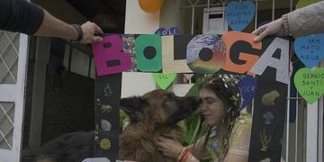 Una platense se recibió en plena cuarentena y su familia organizó un particular festejo