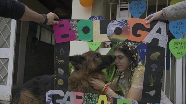 Una platense se recibió en plena cuarentena y su familia organizó un particular festejo