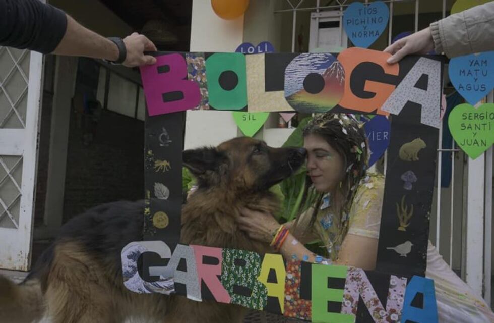 Una platense se recibió en plena cuarentena y su familia organizó un particular festejo