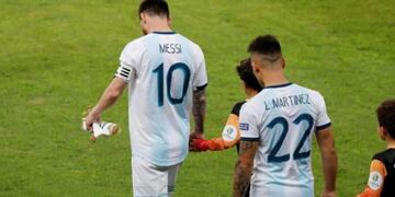 Lionel Messi y su tierno gesto con un nene antes de entrar a la cancha (Foto: AP)