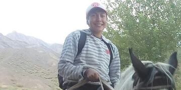 El hermano de la víctima indica el lugar donde su hermano recibió el disparo\u002E