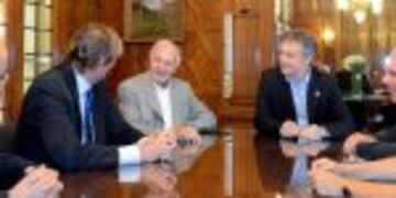 DYN33, BUENOS AIRES 21/11/16, EL SECRETARIO GENERAL DE LA PRESIDENCIA DE LA NACIu00d3N, FERNANDO DE ANDREIS, Y EL COORDINADOR DEL PROGRAMA Fu00daTBOL PARA TODOS, FERNANDO MARu00cdN, RECIBIERON HOY A LOS DIRECTIVOS DE LAS CADENAS TELEVISIVAS FOX Y TURNER, QUIENES LES PRESENTARON LA PROPUESTA FORMAL PARA ADQUIRIR LOS DERECHOS DE TRANSMISIu00d3N DE LOS CAMPEONATOS DE Fu00daTBOL ARGENTINO A PARTIR DE 2017.FOTO:DYN/PRESIDENCIA