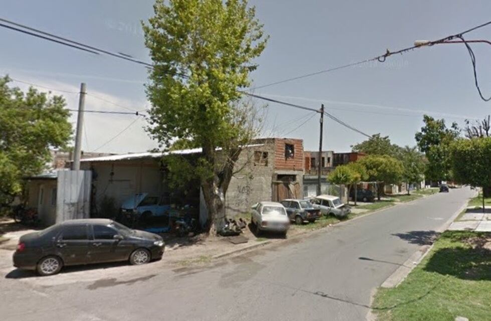 Estaba en la puerta de su casa y fue atacado a balazos por motociclistas