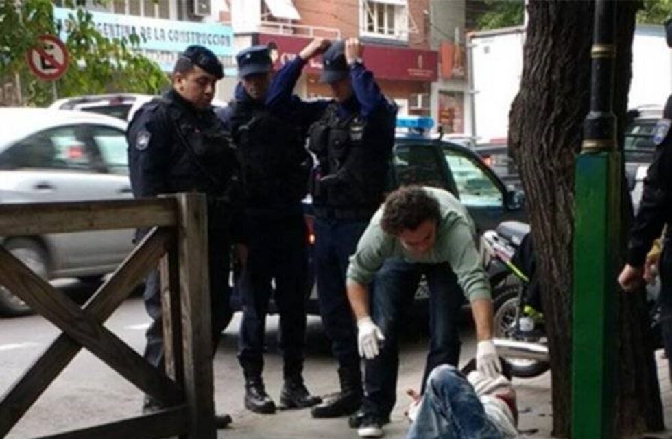 Dos cuidacoches discutieron y uno le partió la cabeza al otro con un hierro