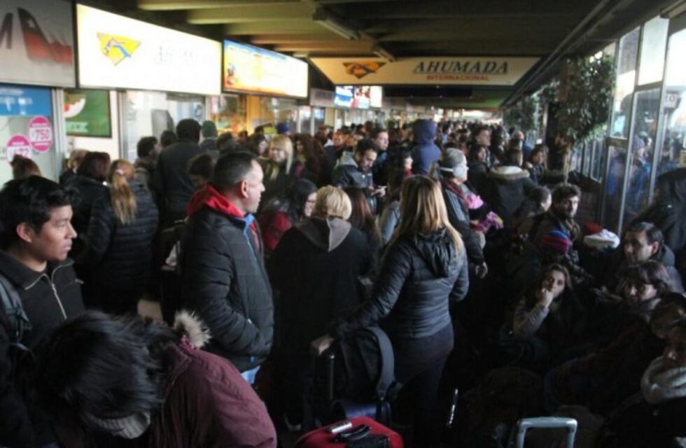 Videos: caos en la terminal por cientos de personas varadas