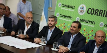 Jefe de Gabinete de Ministros, Marcos Peña (centro izquierda) y el gobernador Gustavo Valdés (centro derecha)\u002E