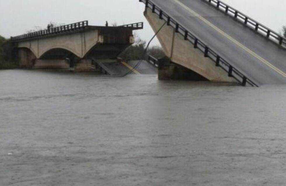Corrientes: buscan a un hombre que cayó al río con su camioneta desde un puente derrumbado