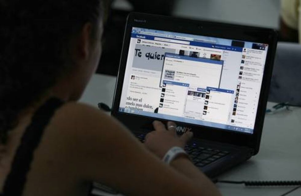 Un policía acosó y amenazó a dos menores y terminó escrachado