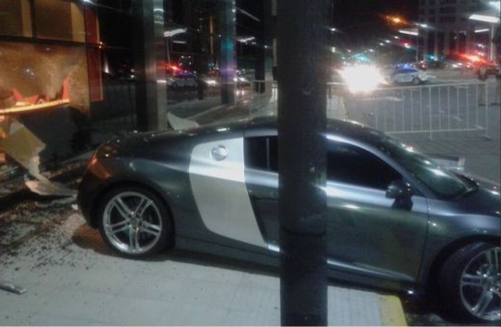 Un conductor alcoholizado chocó su auto de lujo contra el Hotel Hilton de Puerto Madero