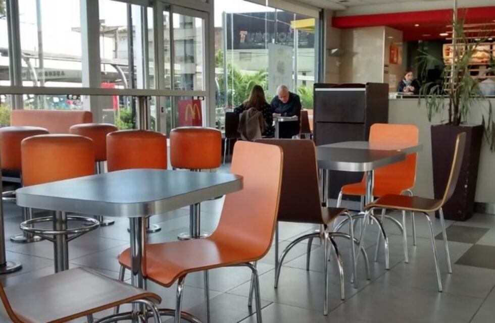 Un chico de 18 años entró a robar a un local de McDonald's y lo arrestaron antes de que huyera