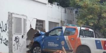 Un mu00f3vil de la Policu00eda Comunitaria terminu00f3 incrustado en el PAMI II.