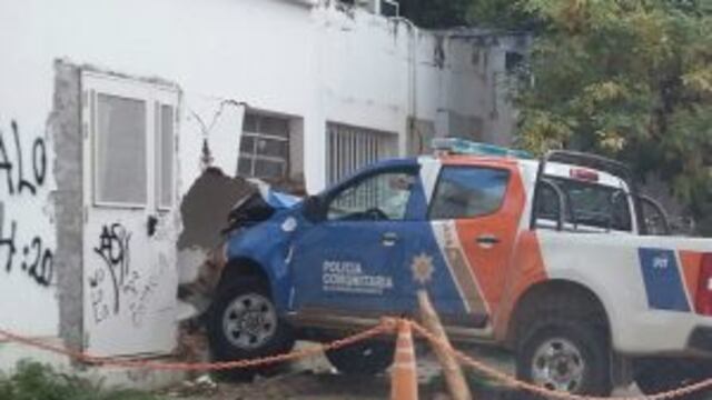 Un mu00f3vil de la Policu00eda Comunitaria terminu00f3 incrustado en el PAMI II.