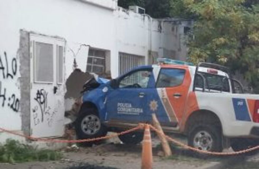 Un patrullero terminó incrustado en el PAMI II después de chocar con un auto