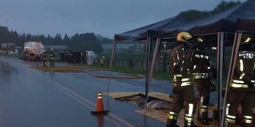 Camión cisterna volcó sobre la Ruta Nacional 33 cerca del límite entre Pérez y Rosario\u002E (@de12a14)
