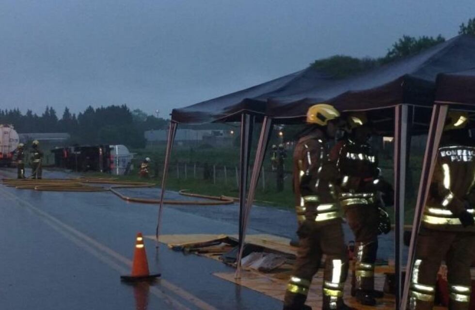 Volcó un camión de biodiesel y cortaron la ruta 33 en el límite con Pérez