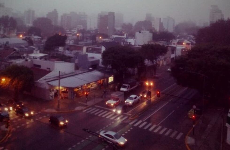 Cancelaron vuelos y se complicó el tránsito por la niebla en Rosario