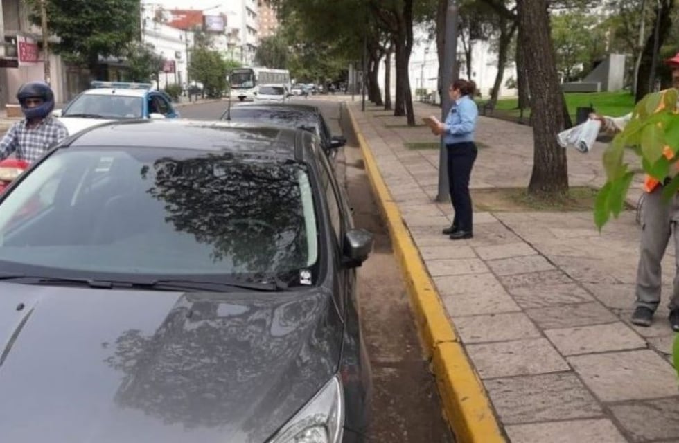 Vuelve la prohibición de estacionar alrededor de la plaza 25 de Mayo