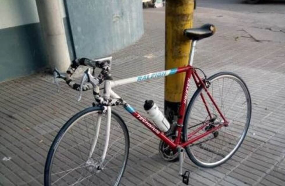 Resultó herido tras chocar contra un automóvil en su bicicleta