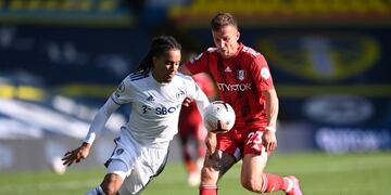 Soccer Football - Premier League - Leeds United v Fulham - Elland Road, Leeds, Britain - September 19, 2020 Leeds United's Helder Costa in action with Fulham's Joe Bryan Pool via REUTERS/Laurence Griffiths EDITORIAL USE ONLY\u002E No use with unauthorized audio, video, data, fixture lists, club/league logos or 'live' services\u002E Online in-match use limited to 75 images, no video emulation\u002E No use in betting, games or single club/league/player publications\u002E Please contact your account representative for further details\u002E