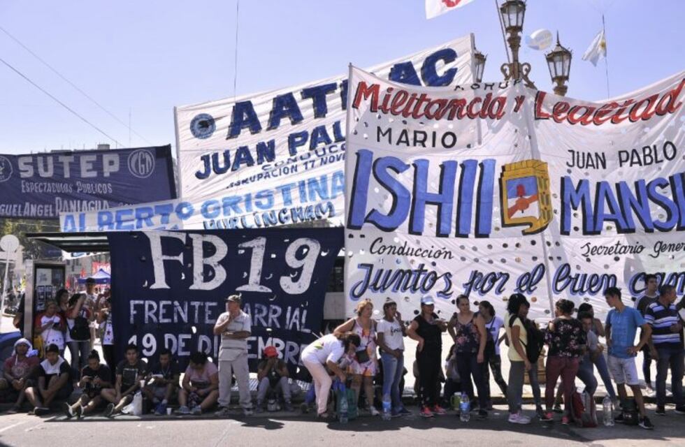 Organizaciones políticas y sociales se concentran frente al Congreso