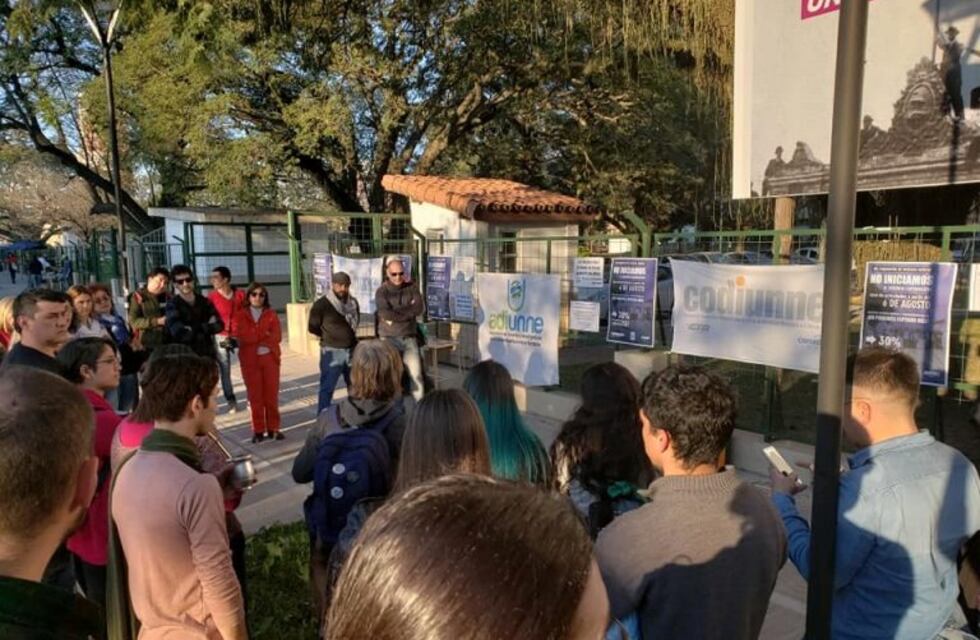 El paro de docentes universitarios de la Unne continuará toda la semana