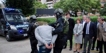 Traslado de los dos evadidos y de los cómplices de la fuga (@PatoBullrich)