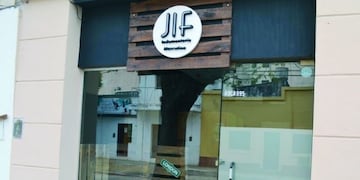 Un local de venta de ropas fue saqueado por delincuentes\u002E (Foto: Época)