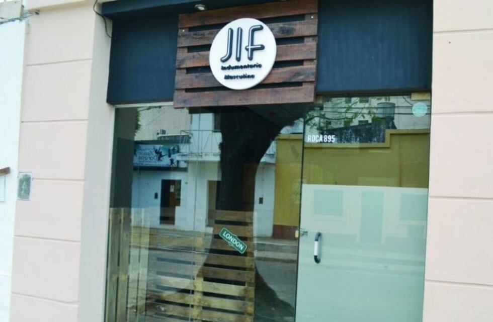 Delincuentes desvalijaron un local de venta de ropas