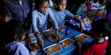 Childs prepare to eat stew at a soup kitchen in Claypole, on the outskirts of Buenos Aires, Argentina September 17, 2019\u002E Picture taken September 17, 2019\u002E REUTERS/Agustin Marcarian chicos niños desnutricion pobreza hambre emergencia alimentaria comederos comedor merenderos merendero