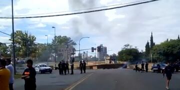 Corte de tránsito en el cruce de las avenidas Francia y Caseros\u002E (@joreduperez)