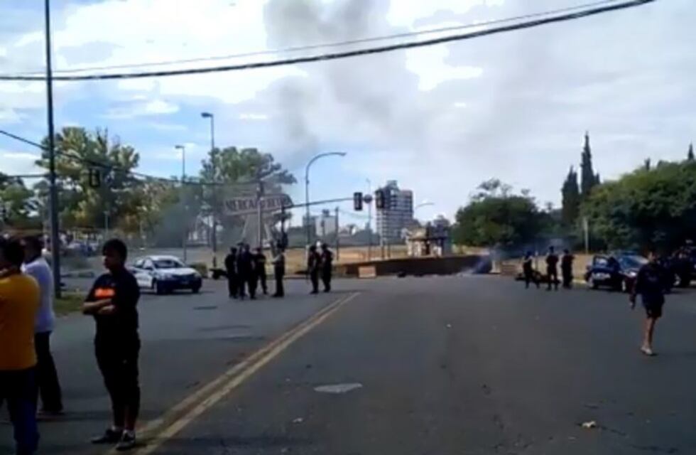 Cortaron el tránsito cerca del túnel Celedonio Escalada por el desalojo de viviendas