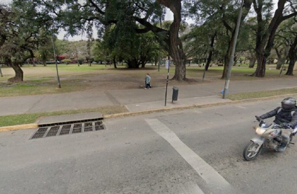 Motociclista chocó con un árbol y murió en el Parque de la Independencia