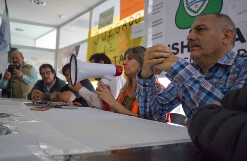 Mas de 7 sindicatos se manifestaron este martes en la municipalidad, exigiendo la recomposición salarial