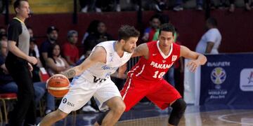 PAN08\u002E CIUDAD DE PANAMÁ (PANAMÁ), 26/11/2017\u002E- El panameño Joel Muñoz (d) en acción ante el argentino Nicolas Laprovittola hoy, domingo 26 de noviembre de 2017, durante un partido entre Argentina y Panamá por el clasificatorio a la Copa Mundial de Baloncesto China 2019, en Ciudad de Panamá (Panamá)\u002E EFE/Alejandro Bolívar