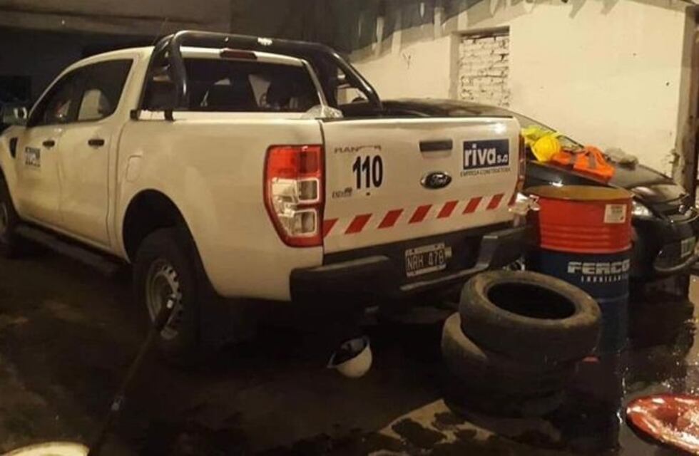 Encontraron 137 ladrillos de cocaína en una camioneta con el logo de una constructora