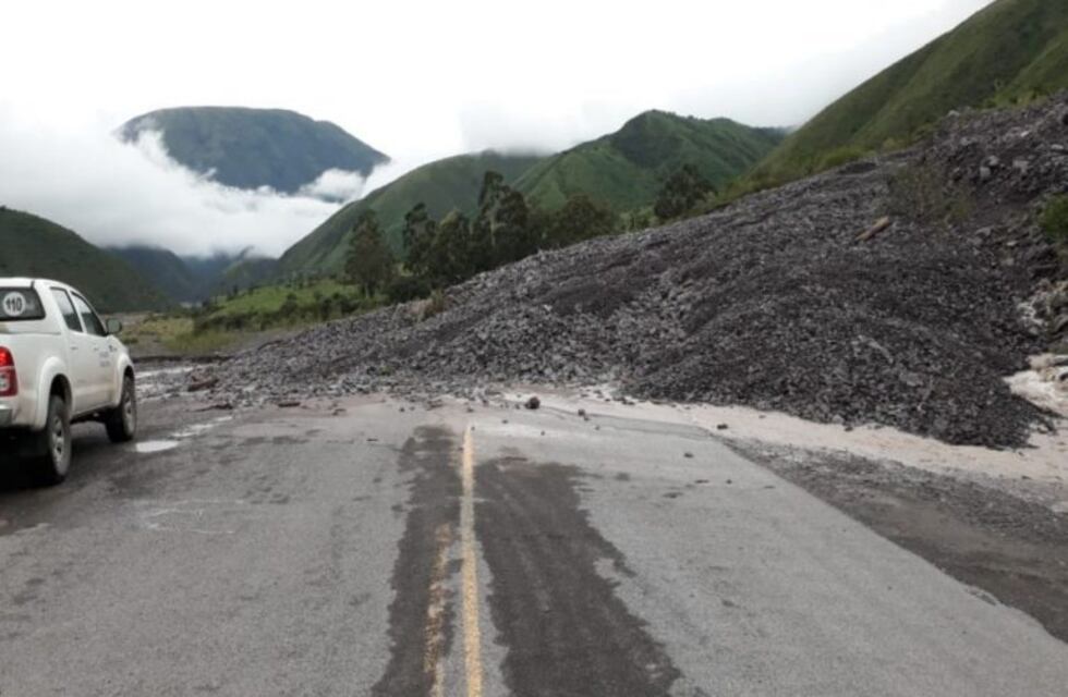 La ruta 51 está con corte total por derrumbes